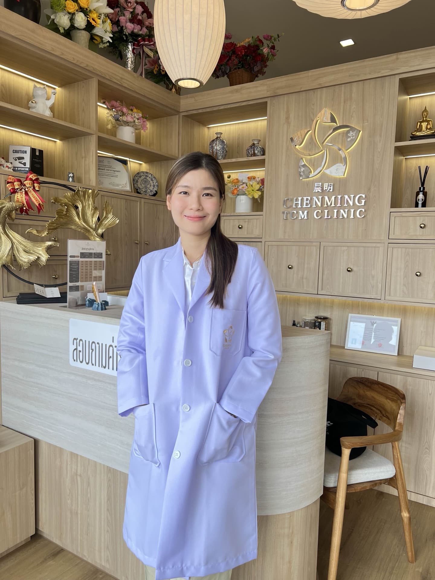 คุณหมอหลิน — แพทย์แผนจีนจบจากมหาวิทยาลัยเซี่ยงไฮ้ ที่คลินิกเฉินหมิง สัมพันธวงศ์ กรุงเทพฯ